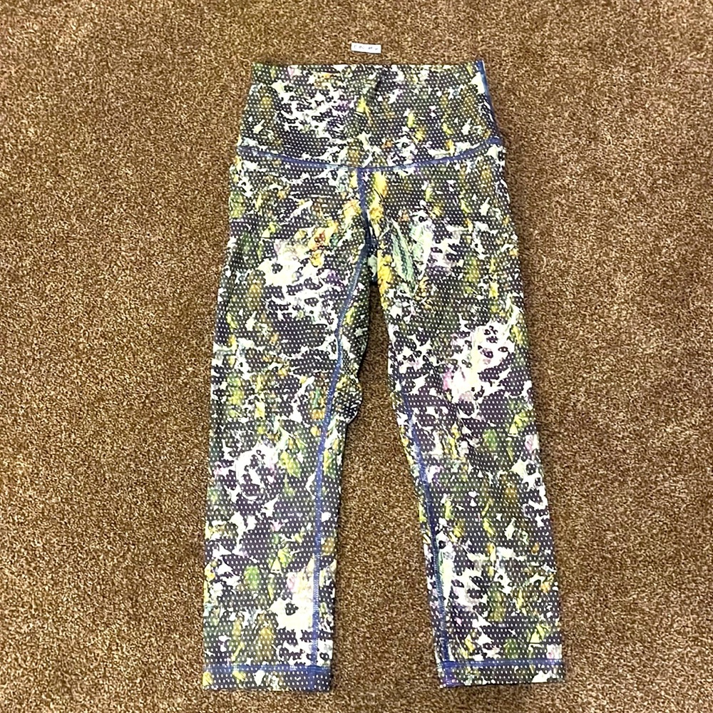 Lululemon capris. I’m guessing size 6 by comparing to others. Great condition